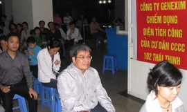 Cả trăm người dân chung cư 102 Thái Thịnh tập trung phản đối chủ đầu tư vi phạm quyền lợi của người dân. Ảnh: Minh Tuấn