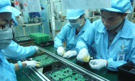 Sản xuất công tơ điện tử thông minh tại Cty Công nghệ Thông tin điện lực miền Trung (thuộc Tổng Cty Điện lực miền Trung). Ảnh: Phong Cầm