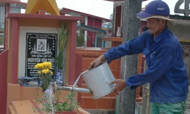 Ông Hai chăm sóc mộ phần anh hùng Nguyễn Văn Trỗi 40 năm qua. Ảnh: T.N.A