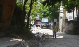 Người dân TP Hưng Yên cho rằng, đường đang tốt, cớ sao phải đào lên xây lại tốn kém. Ảnh: P Cầm