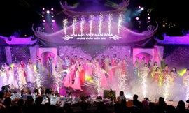 38 thí sinh khoe sắc trong màn bắn pháo hoa. Ảnh: Như ý