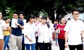 Thí sinh sau khi hoàn thành bài thi tại Hội đồng thi ĐH Ngoại Thương Hà Nội năm 2014. Ảnh: Như Ý