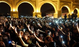 Người biểu tình tụ tập trước nhà của Trưởng đặc khu Hong Kong