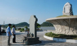 Bia kỷ niệm sự kiện bi thương. Ảnh: Xuân Ba