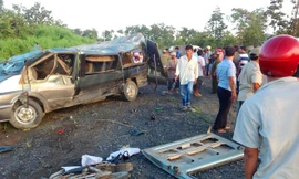 Hiện trường vụ tai nạn kinh hoàng tại Ea H’leo - Đắk Lắk ngày 1/10/2014 làm 2 người chết và 10 người bị thương nặng. Tài xế gây tai nạn có kết quả xét nghiệm dương tính với ma túy. Ảnh: Đình Năm.