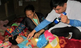 Chăm sóc bệnh nhi tại bệnh viện dã chiến lập ở điểm trường khối tiểu học Piềng Cọc, huyện Tương Dương (Nghệ An). Ảnh: Nhật Lân