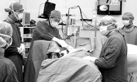 “Phẫu thuật” không phải là giải pháp duy nhất cho những người bị thoát vị đĩa đệm. Ảnh: Mnh họa