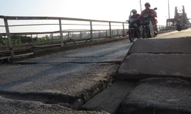 Mặt cầu Long Biên thủng lỗ chỗ