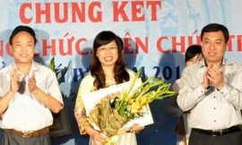 Thí sinh Lê Thị Hải Hà (giữa) đoạt giải Nhất