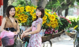Teen Hà thành 'đọ' dáng cùng hoa