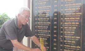 Bia tưởng niệm 55 nạn nhân bên chân cầu Cần Thơ luôn ấm khói hương. Ảnh: Trung Tính