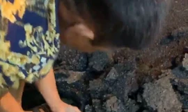 Người dân có thể dễ dàng bóc lên từng mảng nhựa đường vừa thảm.