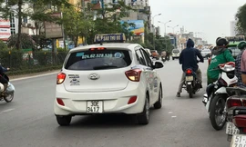 Yêu cầu các hãng taxi xử lý các trường hợp tài xế “biến hóa” biển số, đón trả khách sai quy định