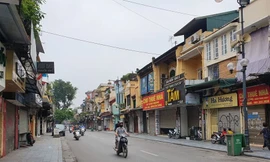 Nhiều cửa hàng kinh doanh nằm tại vị trí vàng ở Hà Nội đã trưng biển cho thuê sang nhượng, thậm chí một số cửa hàng vị trí đắc địa đang được rao bán.