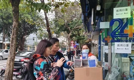 Người dân tấp nập mua khẩu trang phòng virus Corona