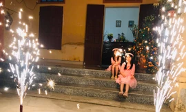 Nhiều gia đình đã chủ động mua pháo hoa hợp pháp về chơi Tết