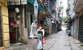 Hàng nghìn lao động tự do đang bị kẹt ở các xóm trọ, mất nguồn thu nhập, họ đang lâm vào hoàn cảnh rất khó khăn do bị ảnh hưởng bởi dịch COVID-19.