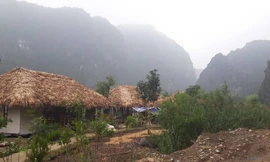 Hàng chục homestay được xây dựng bên trong cột giới vùng lõi quần thể danh thắng Tràng An tại khu vực thôn Khả Lương xã Ninh Thắng (Hoa Lư, Ninh Bình).