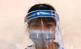 Cán bộ Cung Thiếu nhi Hà Nội đã cùng nhau quyên góp, thiết kế, sản xuất tấm chắn giọt bắn tặng cho các y, bác sỹ trong các bệnh viện tuyến đầu chống COVID-19.