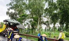 Rải thảm nhựa mặt đường cao tốc Hà Nội - Thái Nguyên giữa trời mưa.