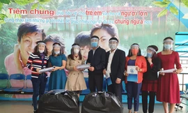 Cung Thiếu nhi Hà Nội phối hợp với Báo Tiền Phong tổ chức trao 2.000 sản phẩm tấm chắn giọt bắn sử dụng cho các y, bác sỹ phòng COVID-19