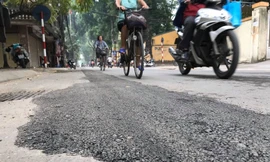 Đường bị đào bới, chắp vá giữa thủ đô được thảm lại ngay trong đêm nhưng chưa triệt để.