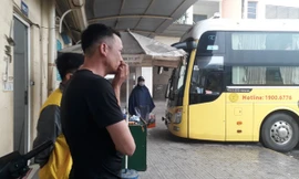 Nhiều người không đeo khẩu trang. Ảnh chụp tại Bến xe Giáp bát sáng 16/3. Ảnh Nguyễn Thắng.