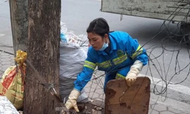 Công nhân môi trường chật vật dọn rác dịp giáp Tết