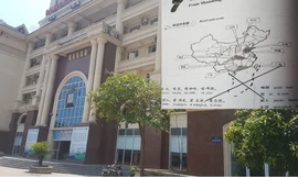 Dù ban giám hiệu trường ĐH Kinh doanh và Công nghệ Hà Nội thông tin đã yêu cầu thu hồi và hủy bỏ cuốn giáo trình có bản đồ “đường lưỡi bò” nhưng cuốn sách vẫn được bán tại đây.