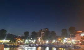 Tái diễn cảnh quán bia vây kín bờ hồ