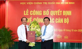 GS.TS Nguyễn Xuân Thắng trao quyết định giao Quyền Giám đốc Học viện Báo chí và Tuyên truyền cho PGS.TS Lưu Văn An.