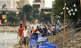 Quán bia bày bàn ghế cho khách ngồi tràn lan trên vỉa hè, vệ hồ.