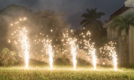 Nhà máy Z121 đã chuẩn bị xong gian hàng bán pháo hoa. Ảnh Đức Anh