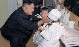 Lãnh đạo trẻ Kim Jong Un đến thăm nhà trẻ Kyongsang