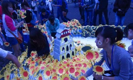 Nồng ấm 'mặt trời' dưới mưa