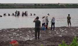 Hình ảnh đăng tải trên các trang mạng cho rằng chính quyền Nam Điền "bật đèn xanh" cho dân đi hôi của - Ảnh: mạng xã hội