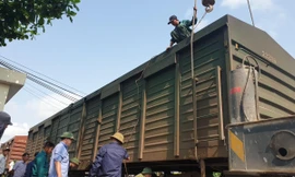 Trục cẩu toa tàu ra khỏi đường sắt - Ảnh: Hoàng Long