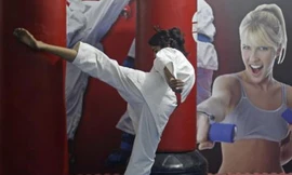 Muôn mặt cách tự vệ của phụ nữ Ấn Độ