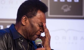Pele khóc khi ra mắt tự truyện hơn 30 triệu đồng