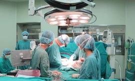 Các bác sĩ phẫu thuật tim cho bệnh nhân Vũ Đình L.