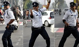 Tận mắt cảnh sát giao thông Ấn Độ phân làn đường bằng… khiêu vũ