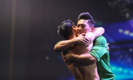 Khoảnh khắc xúc động của hai anh em Quốc Cơ- Quốc Nghiệp tại Chung kết Britain's Got Talent 2018. Ảnh: Ngo Tran Hai An.