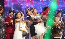 HLV Vũ Cát Tường sung sướng khi học trò trở thành quán quân Giọng hát Việt nhí 2017.