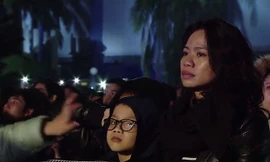 Vợ Trần Lập xuất hiện trong đêm nhạc "Đôi bàn tay thắp lửa" tháng 1/2016 (sau 2 tháng Trần Lập phát hiện ung thư). 