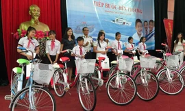 Các em học sinh vùng biển học giỏi vượt khó nhận quà.