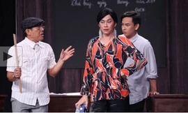 Nghệ sĩ Hoài Linh giả gái, tung hứng cùng nghệ sĩ Trung Dân.