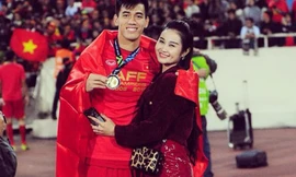 Dàn bạn gái chờ đón tuyển thủ Việt Nam: ‘Về nhà anh nhé, có em chờ’