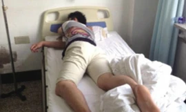 Anh Wang nằm theo dõi tại bệnh viện sau ca phẫu thuật nhầm.