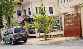 Xe của lực lượng chức năng tỉnh Đắk Nông chở cán bộ điều tra đến Sở KH&ĐT tỉnh Sóc Trăng.