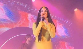 Showbiz 13/10: Nữ ca sĩ Mỹ mặc áo dài không mặc quần bị chỉ trích là ai?